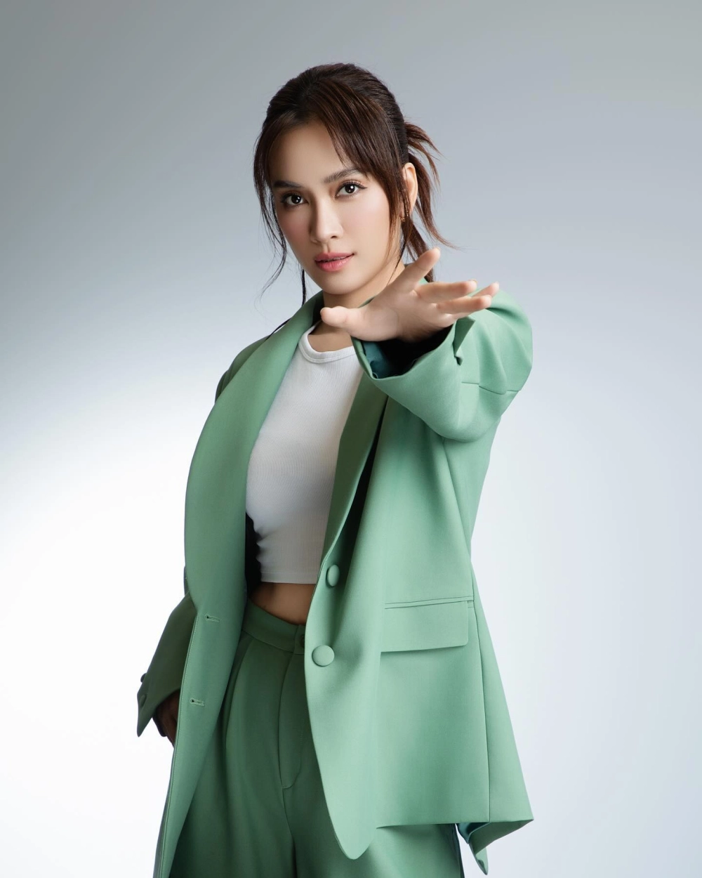 Cùng hát karaoke các bài hit của Ái Phương và tận hưởng những giai điệu tuyệt vời