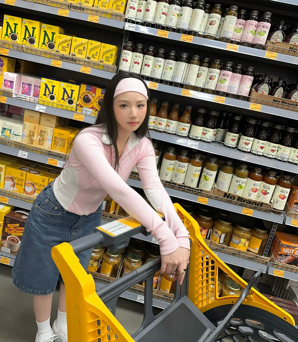 Gái cute che mặt bí ẩn và đáng yêu
