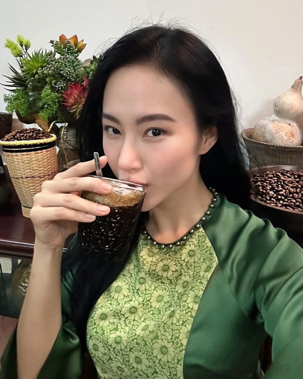 Khám phá những khoảnh khắc tuyệt vời trên Instagram của Angela Phương Trinh, nơi cô chia sẻ cuộc sống