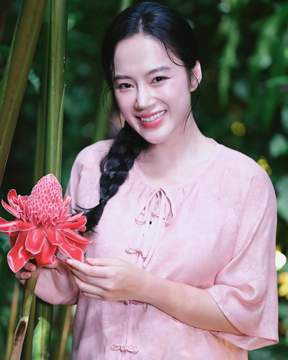 Angela Phương Trinh không chỉ là diễn viên mà còn là một ca sĩ với những bài hát nổi tiếng
