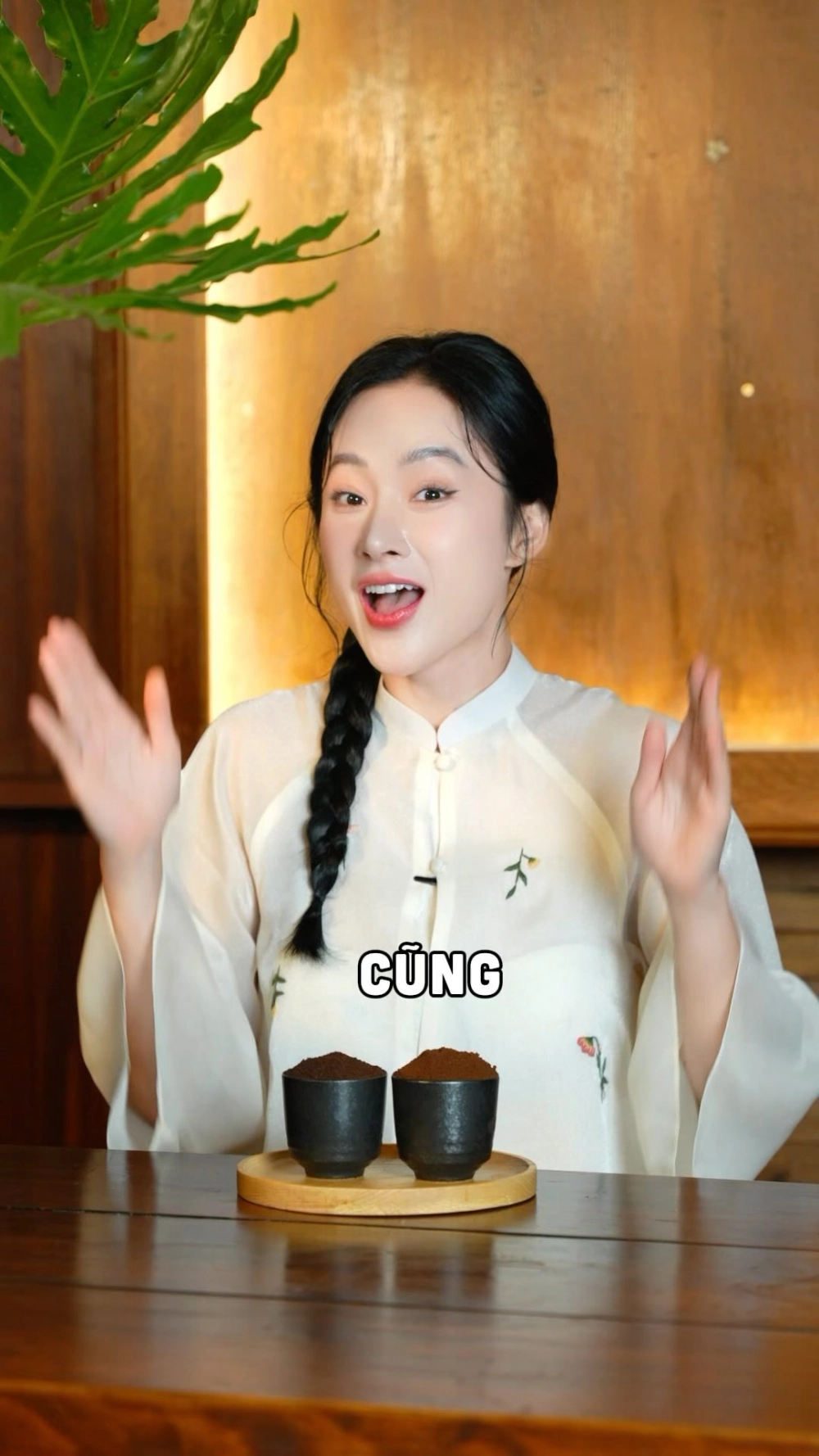 Angela Phương Trinh tập luyện tạ để giữ sức khỏe và duy trì vóc dáng thon gọn, mạnh mẽ