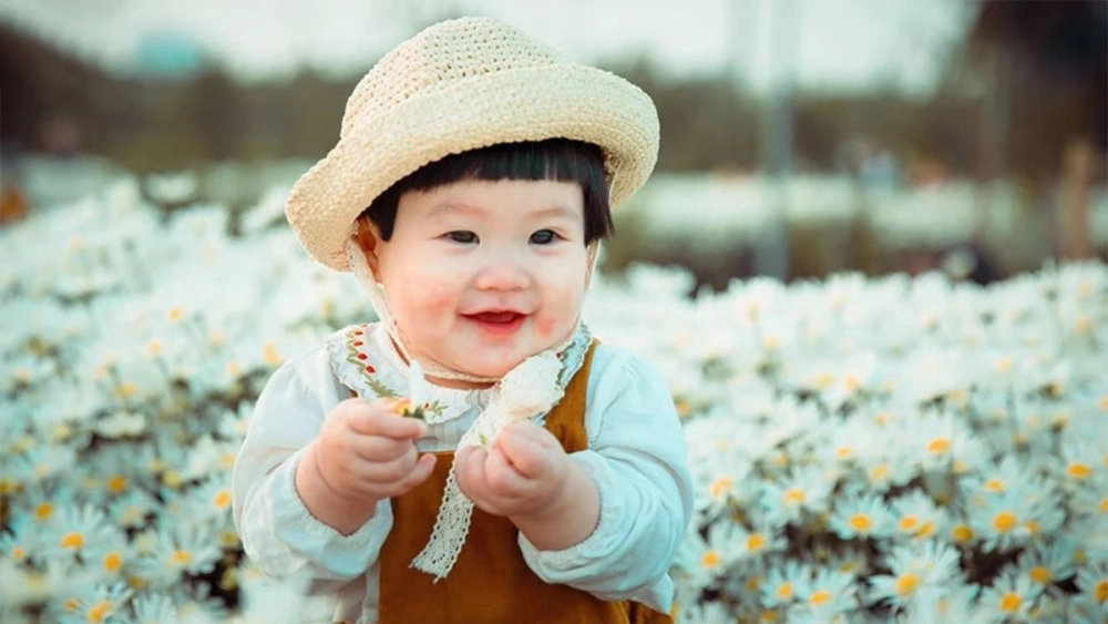 Ảnh bé gái có má lúm đồng tiền cực kỳ duyên dáng
