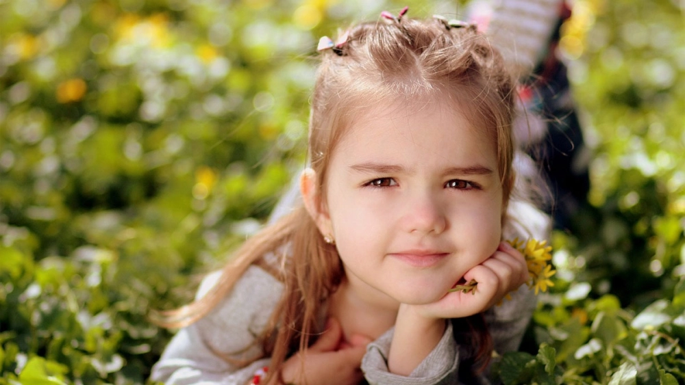 Ảnh em bé gái cute khiến bạn chỉ muốn ôm ngay