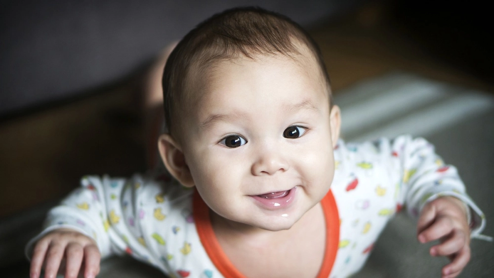 Hình ảnh bé gái cười dễ thương rạng rỡ như ánh nắng