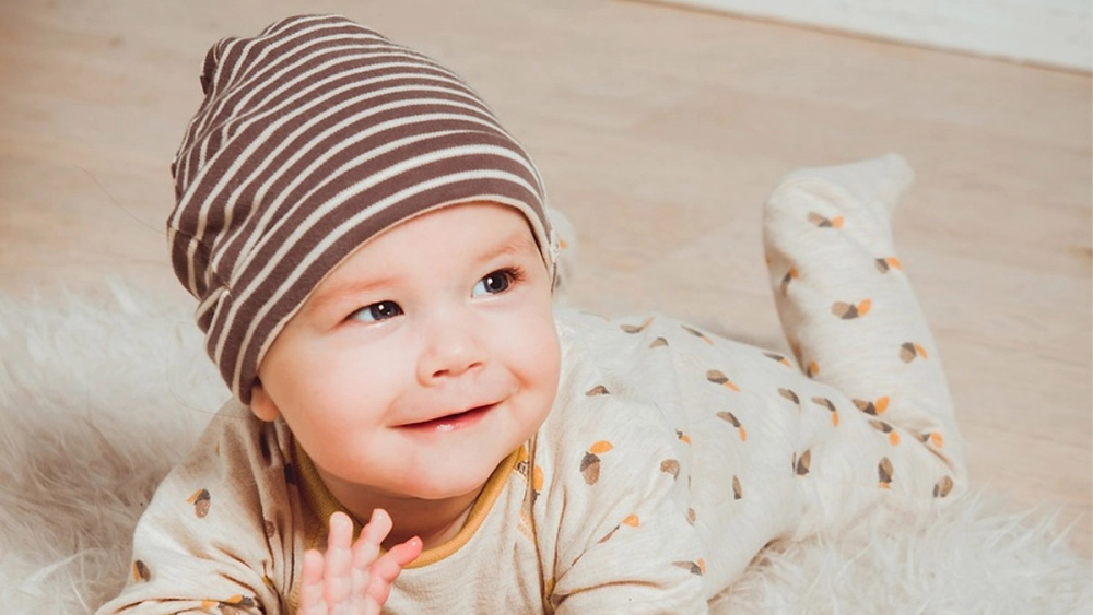 Hình ảnh bé gái xinh cuốn hút với ánh mắt ngây thơ