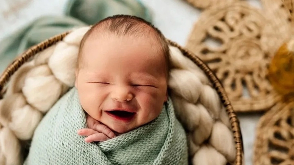 Hình ảnh em bé gái dễ thương mang lại năng lượng tích cực