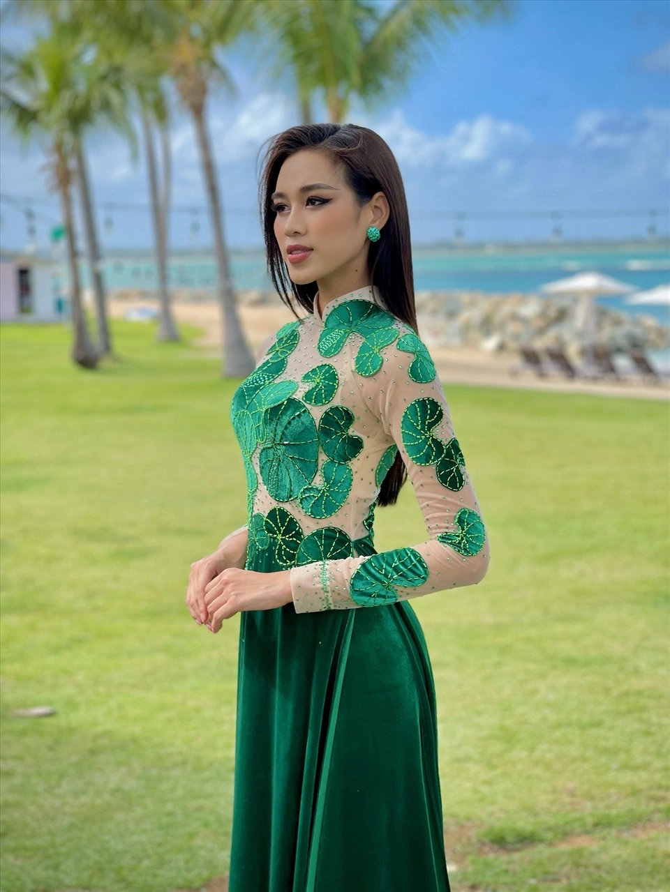 Áo dài Tết 2023 với họa tiết hoa mai, hoa đào rực rỡ đón xuân
