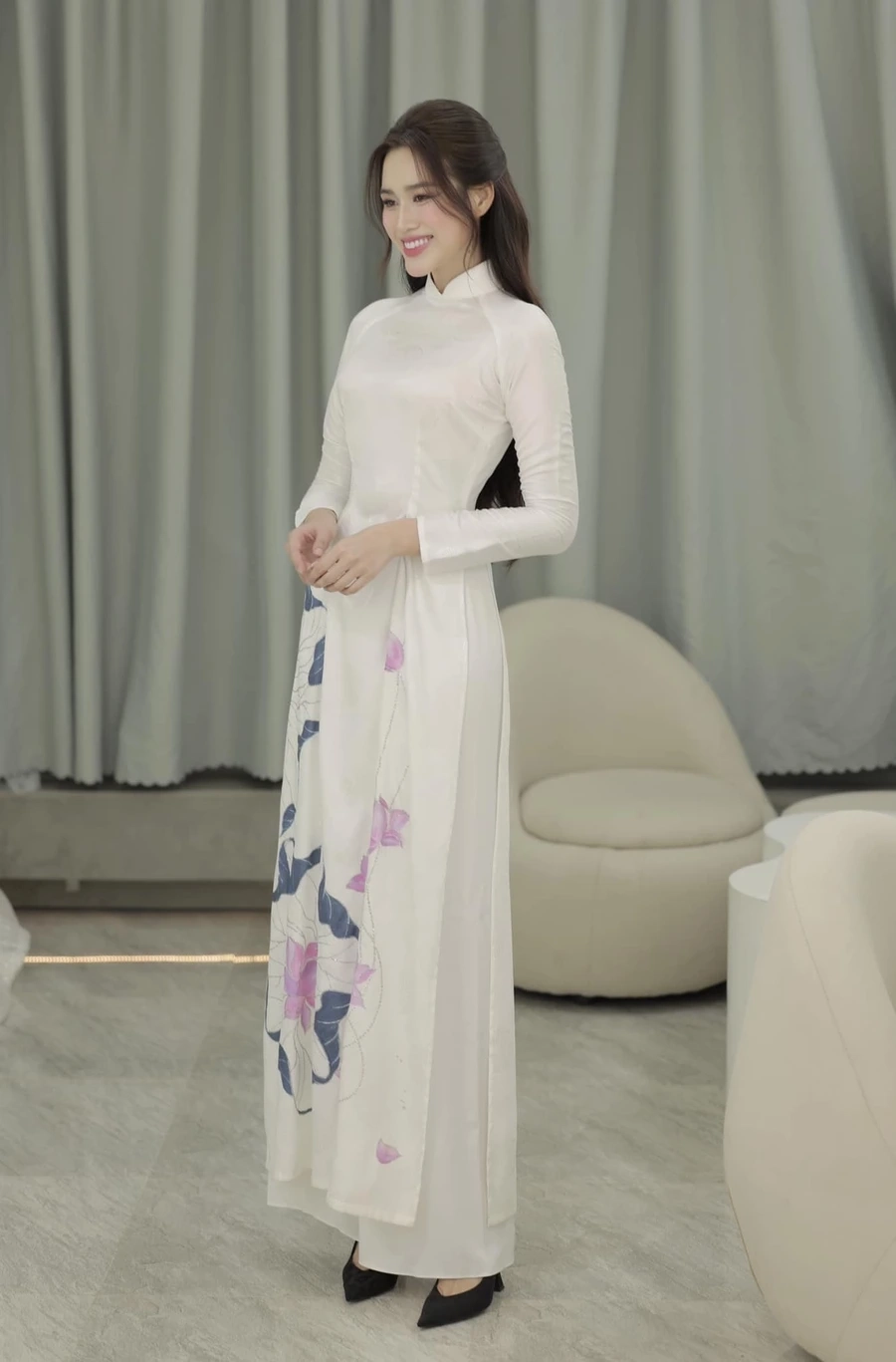 Xu hướng áo dài Tết 2023 nổi bật với tà ngắn, cổ vuông và sắc đỏ may mắn
