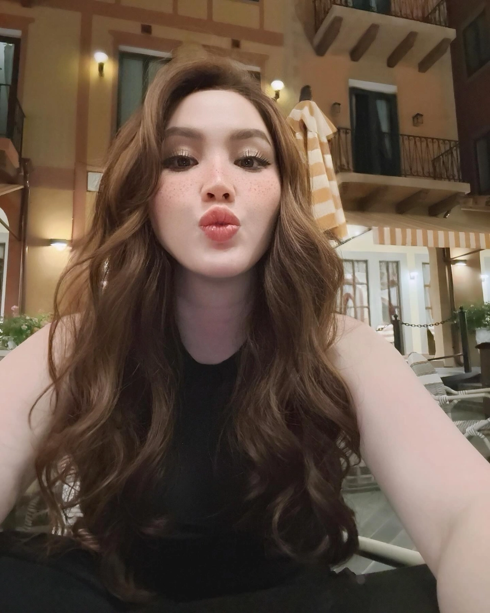 Hình ảnh gái mặc váy ngắn cho thấy nét đẹp vừa tinh tế vừa hiện đại