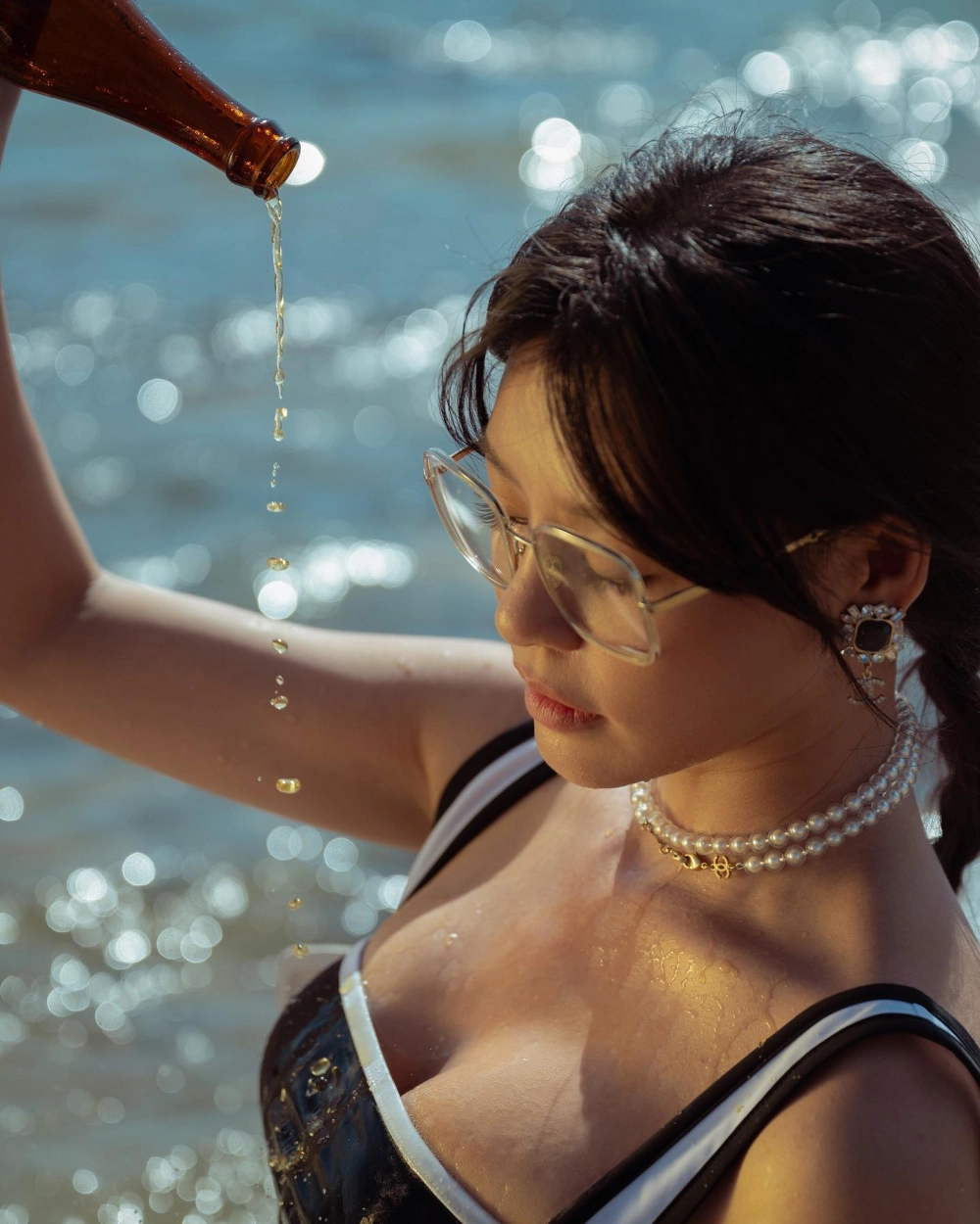 Hình con gái mặc bikini tươi tắn rạng rỡ dưới nắng biển