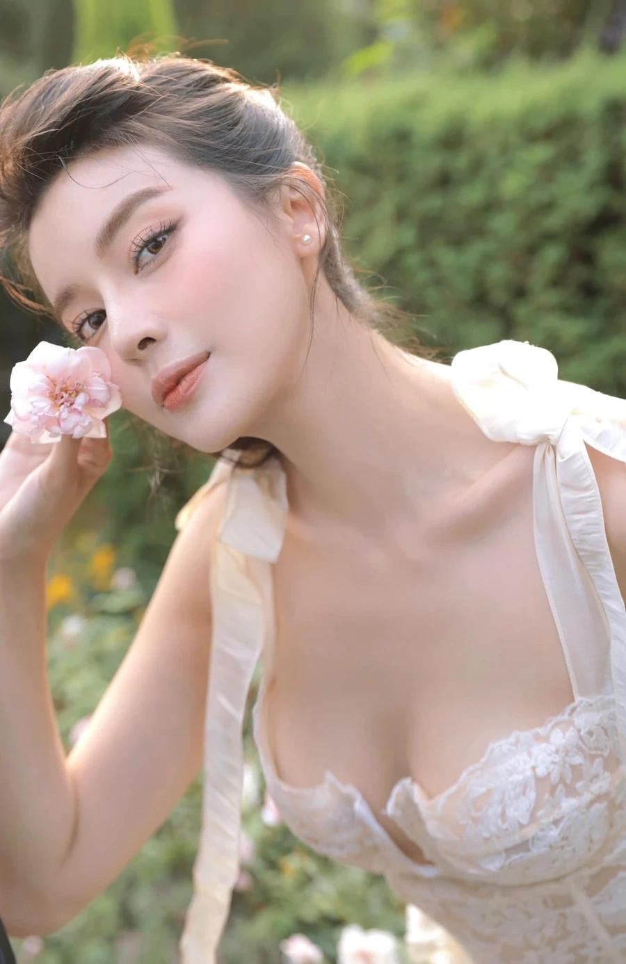 Cao Thái Hà khoe vẻ đẹp thanh lịch trong bộ ảnh mới nhất