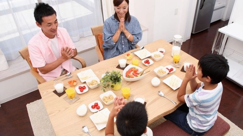 thể hiện lòng biết ơn sâu sắc đến thiên nhiên và những người đã mang đến cho họ bữa ăn