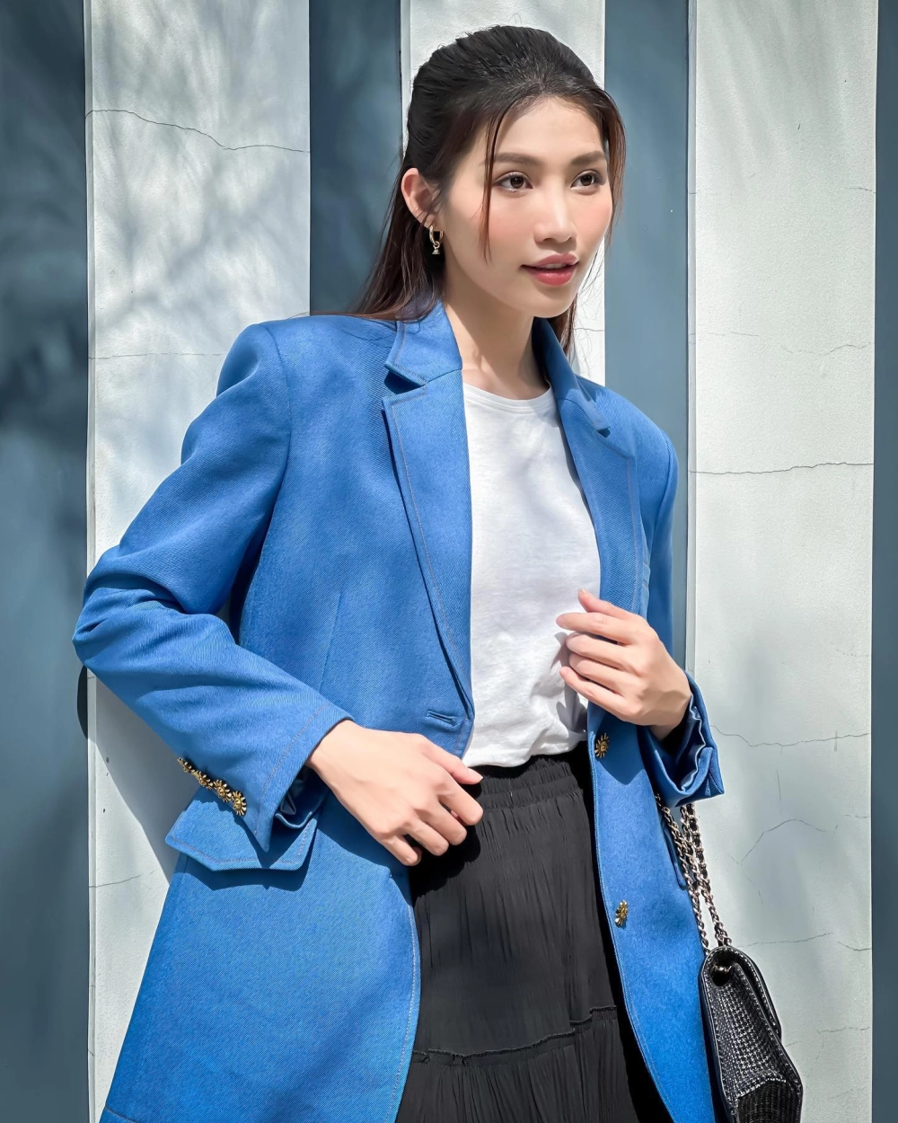 Hình ảnh gái văn phòng làm việc chăm chỉ trong không gian hiện đại và sáng tạo