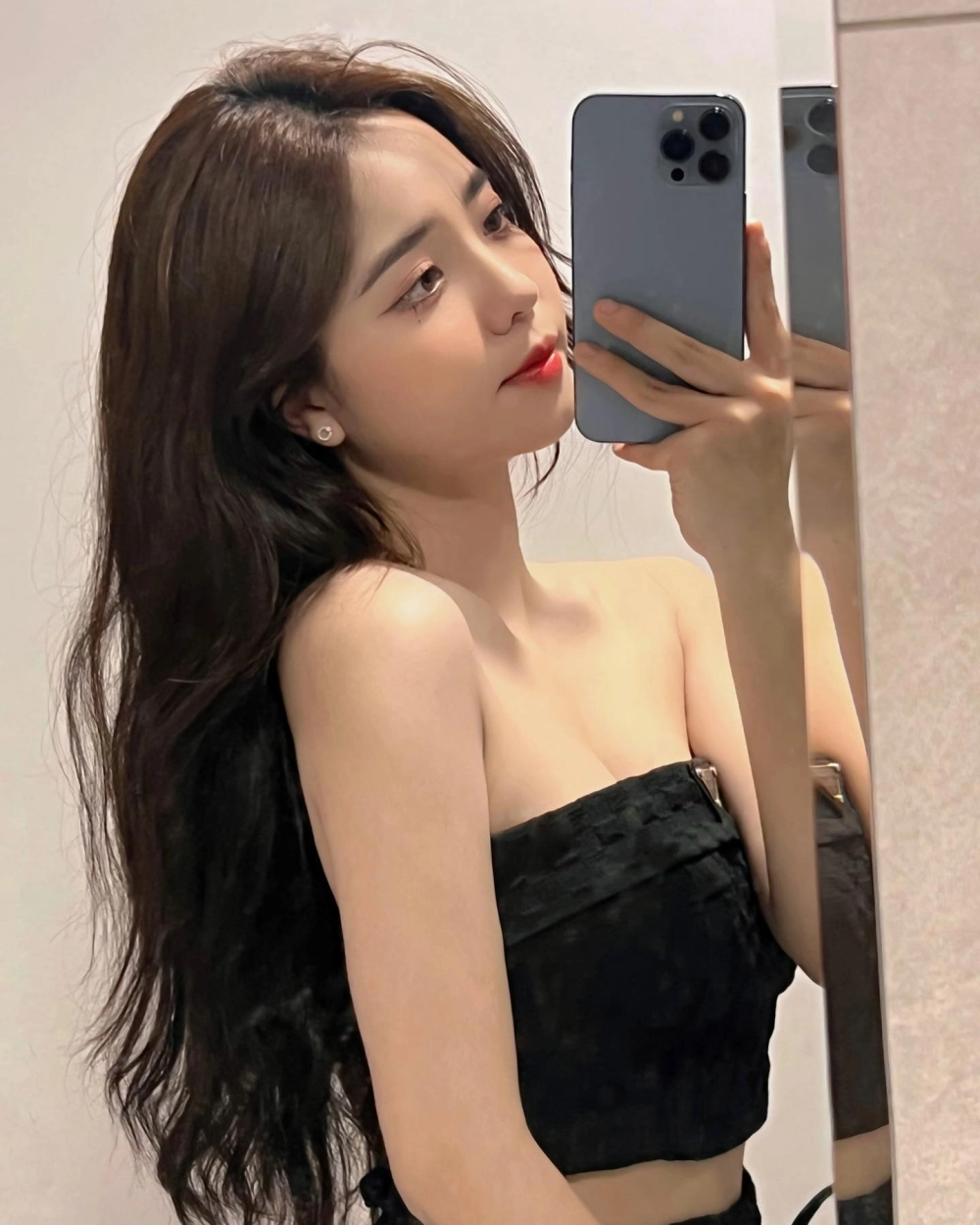 Hai mái dài nhẹ nhàng tôn đường nét gương mặt