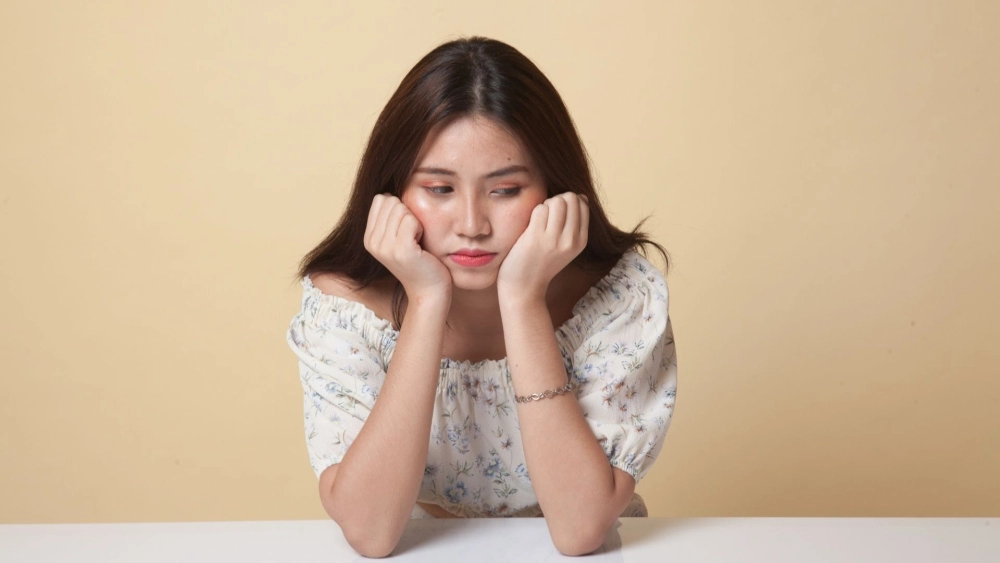 Hình ảnh con đường vắng lặng khiến người xem liên tưởng đến cảm giác cô độc