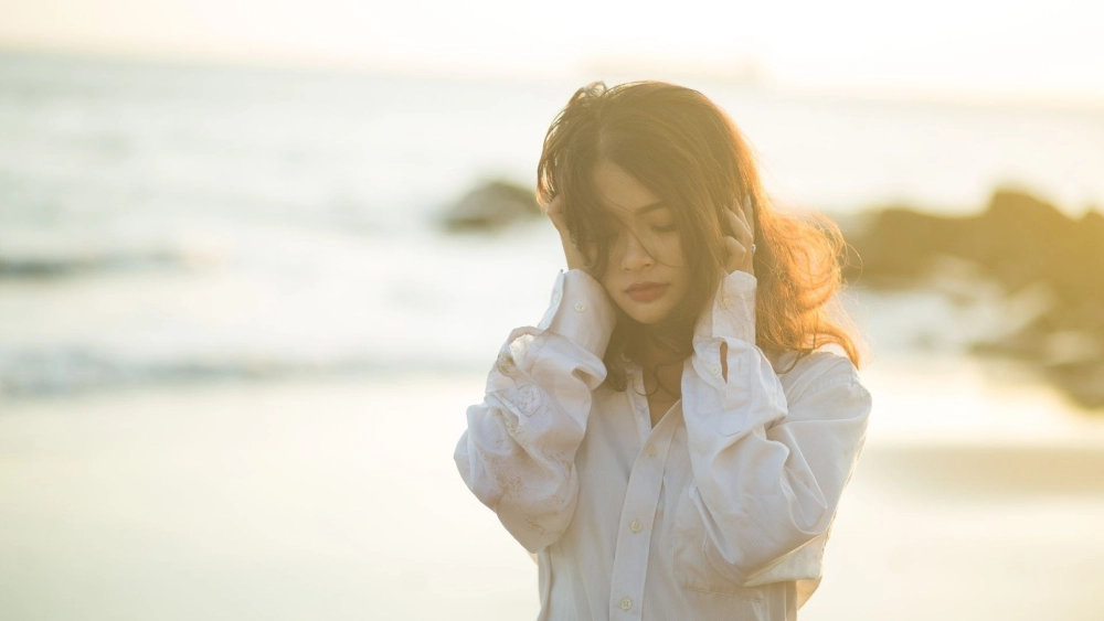 Hình ảnh con gái lặng lẽ yêu thể hiện một tình yêu thầm lặng, không được đáp lại