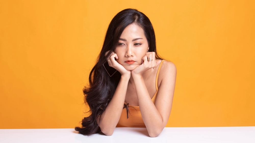 Hình ảnh con gái nhớ người yêu ghi lại cảm xúc mong nhớ và sự thiếu vắng người yêu