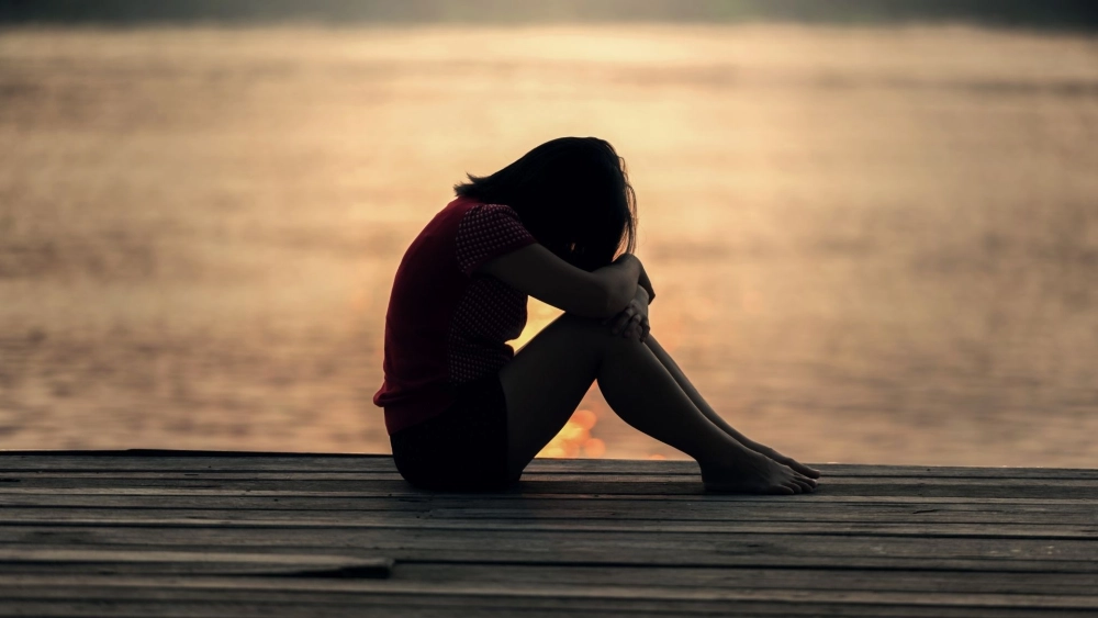 Hình ảnh cô gái nhìn xa xăm gợi cảm giác mong chờ điều gì đó mãi không đến