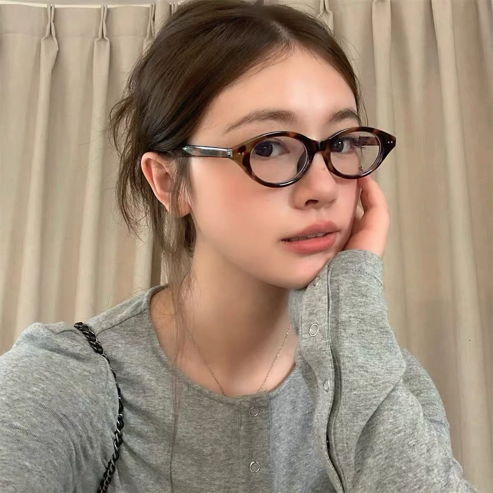 Ảnh gái xinh tóc dài đeo kính 