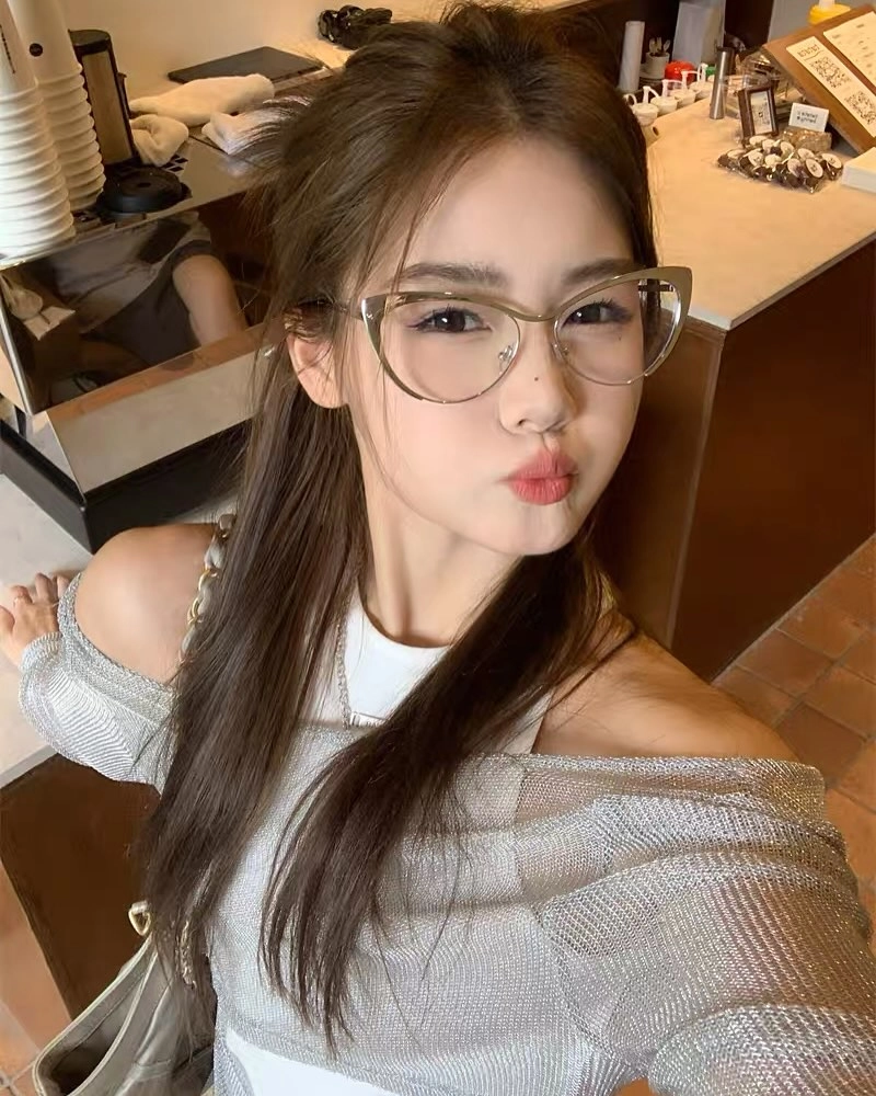Ý nghĩa của gái xinh đeo kính
