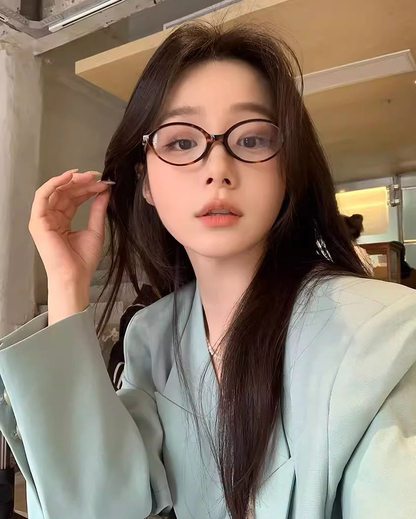 Tổng hợp đeo kính hình ảnh con gái cute dễ thương hot nhất