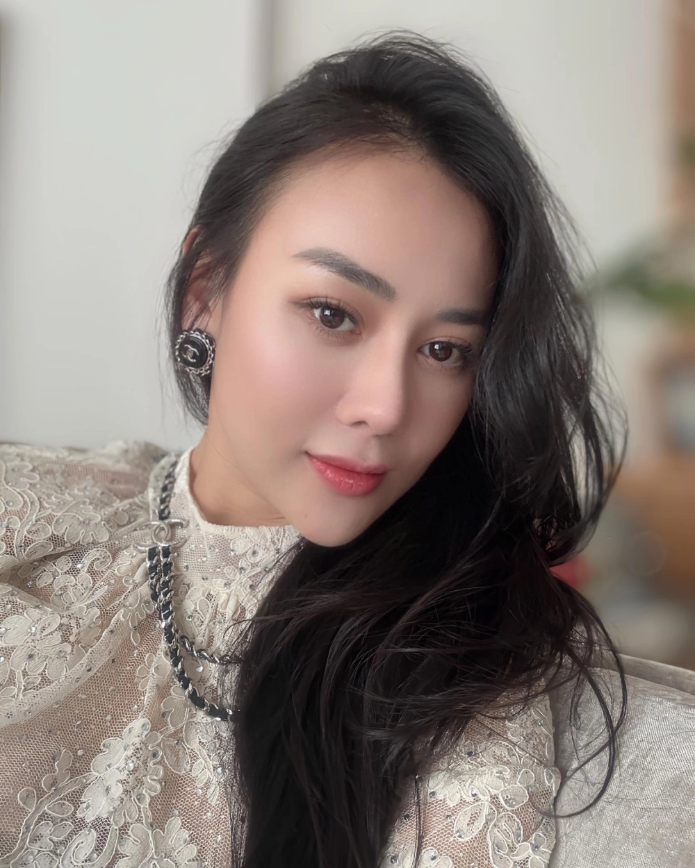 Phương Oanh có bầu lộ bụng lớn khi đi sự kiện gần đây