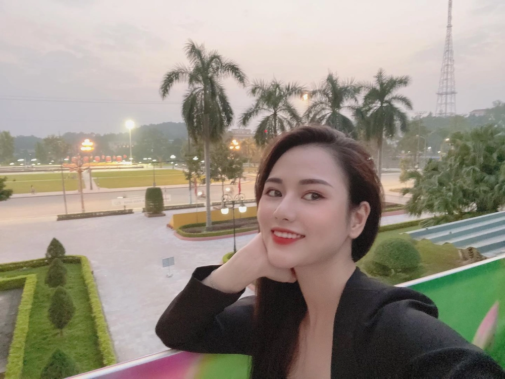 Tỏa sáng trên màn ảnh, nữ diễn viên Việt Hoa luôn thu hút sự chú ý