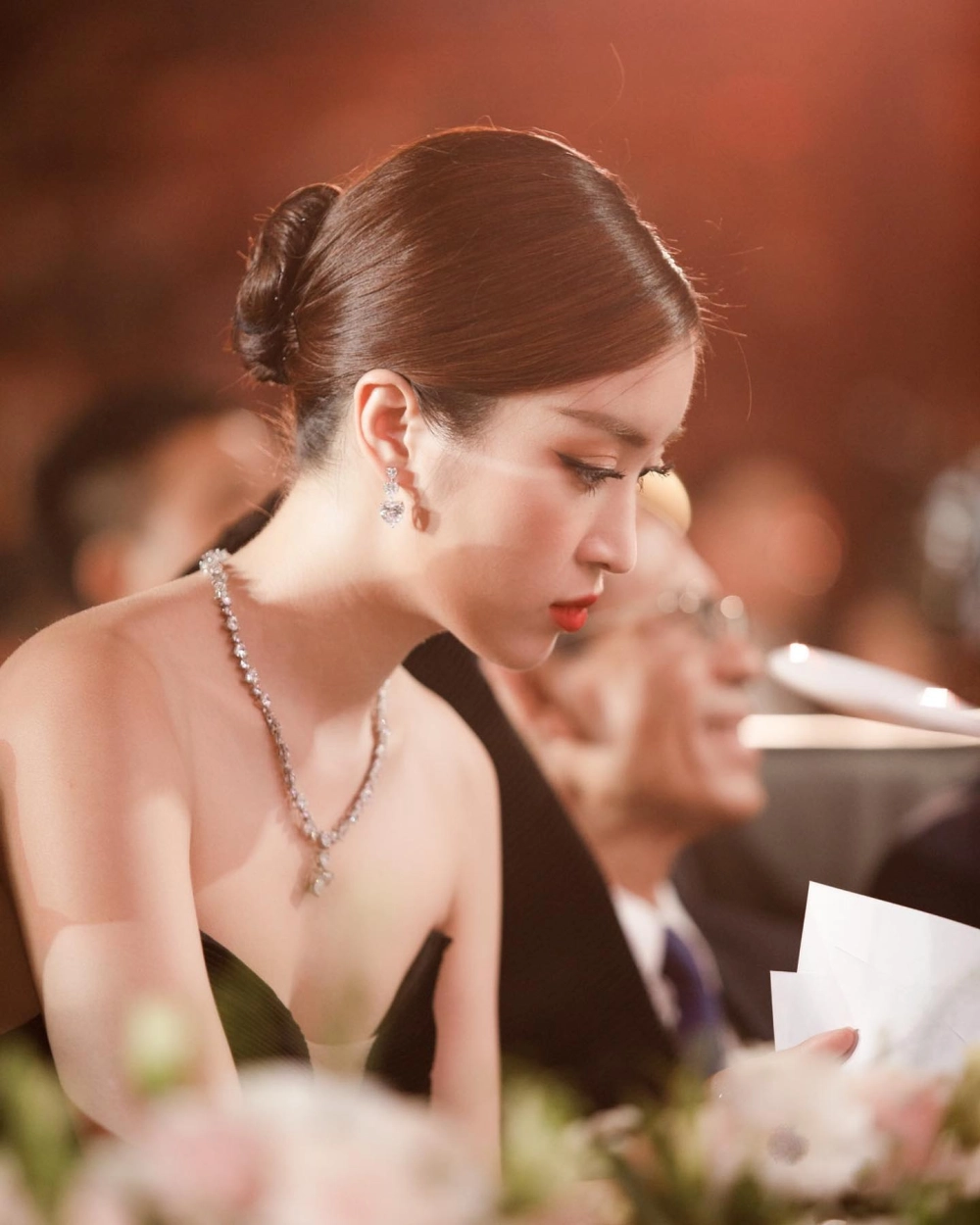 Chọn avatar cô gái đẹp để nổi bật hơn trên mạng xã hội