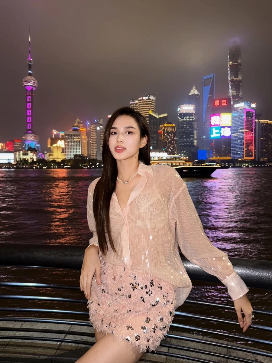 Hình ảnh gái xinh Việt Nam trang điểm nhẹ khiến vẻ đẹp trở nên nhẹ nhàng, tựa như thiên thần