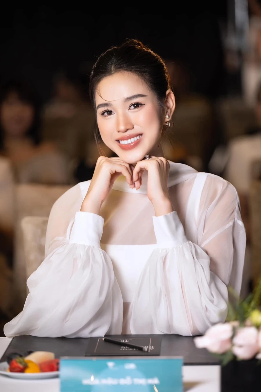 Gái xinh áo dài trắng thanh lịch, tinh khôi và đậm chất học trò