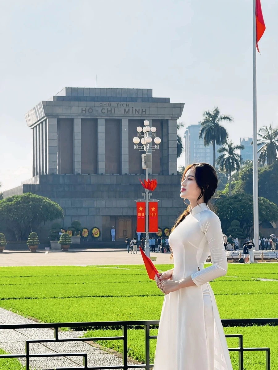 Em áo dài trắng mơ màng trong nắng sớm, đẹp như thơ