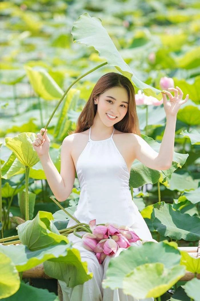 Cô gái cầm hoa tulip thanh thoát và đầy nữ tính