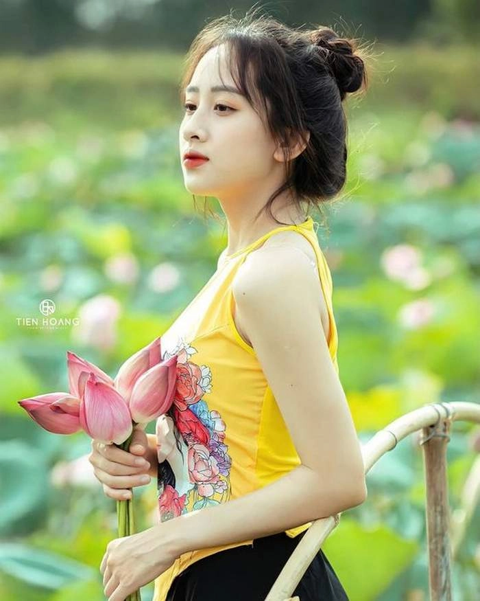 Hình ảnh cô gái cầm hoa nhẹ nhàng và thơ mộng trong từng góc ảnh