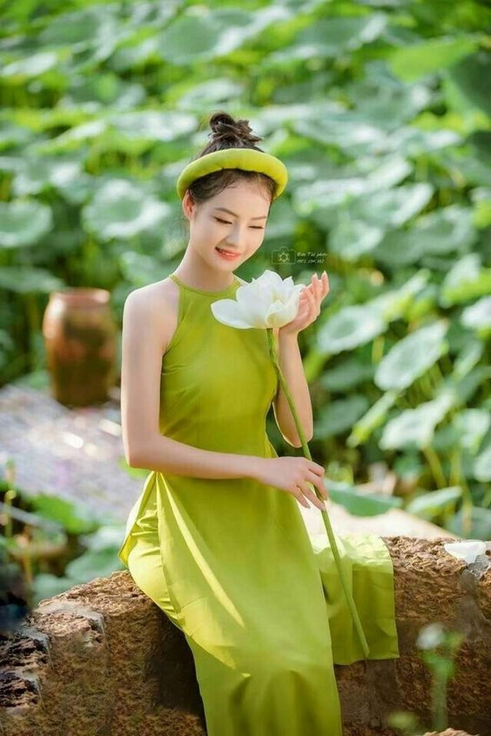 Bé gái cầm hoa dễ thương và hồn nhiên như thiên thần nhỏ