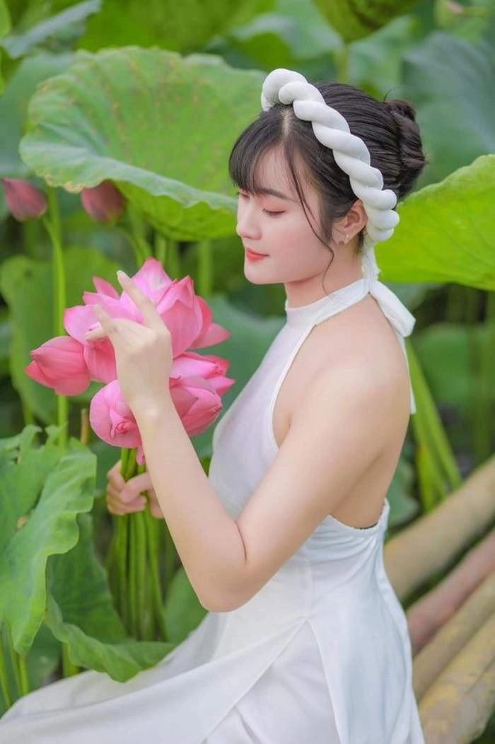 Ảnh cô gái cầm hoa hướng dương mang đến cảm giác vui tươi và yêu đời