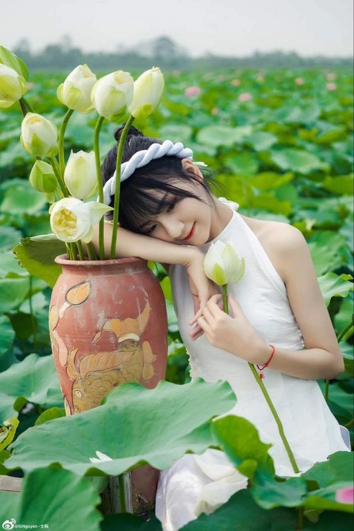 Tranh vẽ cô gái cầm hoa là sự kết hợp hài hòa giữa tình cảm và nghệ thuật