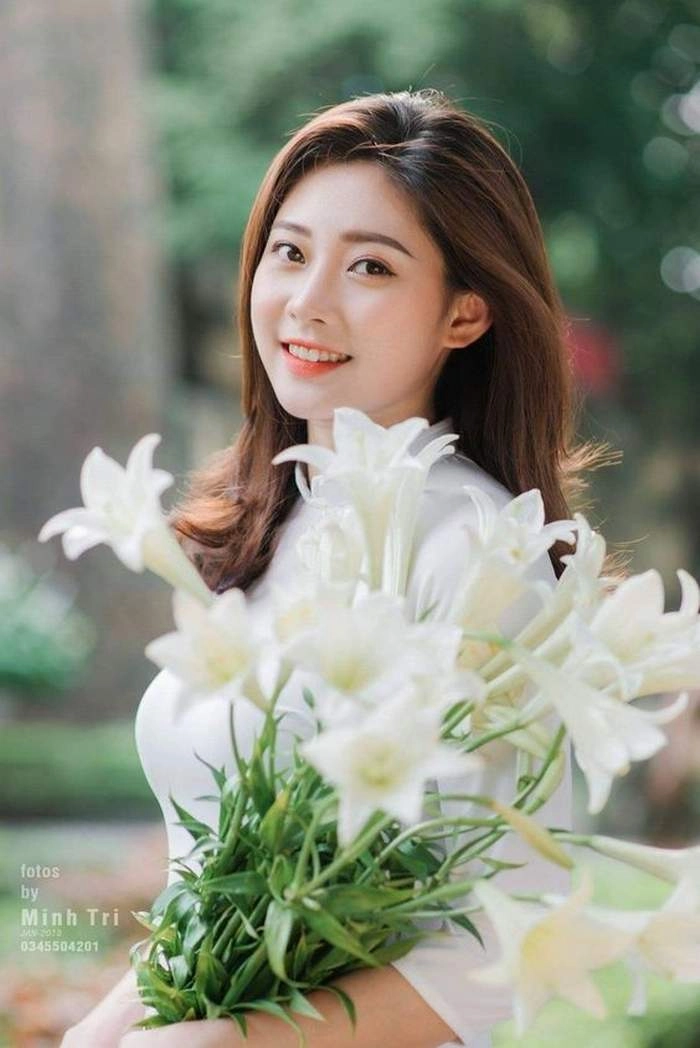 Hình vẽ cô gái cầm hoa thể hiện nét đẹp mềm mại qua từng nét bút