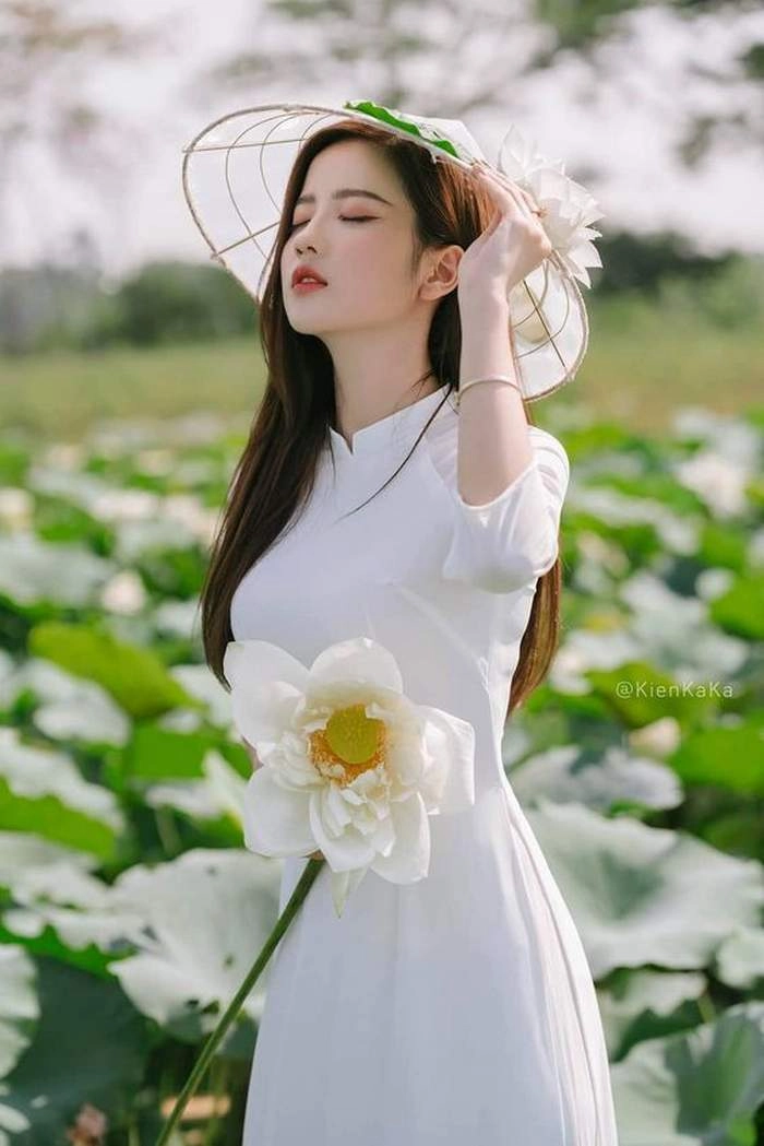 Cô gái cầm hoa hồng lãng mạn và ngọt ngào như chuyện tình mùa xuân