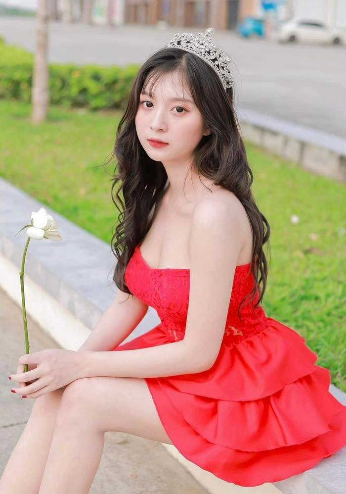 Ảnh cô gái cầm hoa ghi lại khoảnh khắc đầy chất thơ