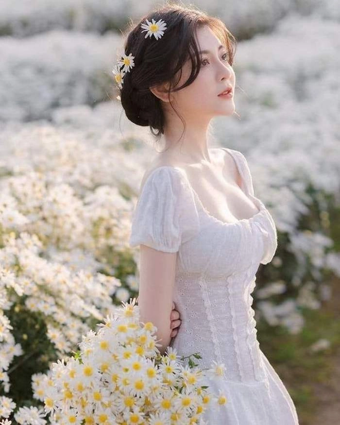 Vẽ tranh cô gái cầm hoa giúp thể hiện cảm xúc qua từng gam màu