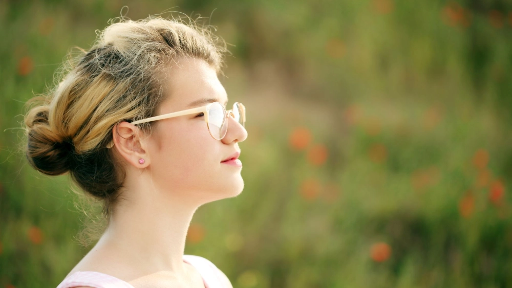 Cá tính khó cưỡng từ con gái tóc ngắn đeo kính