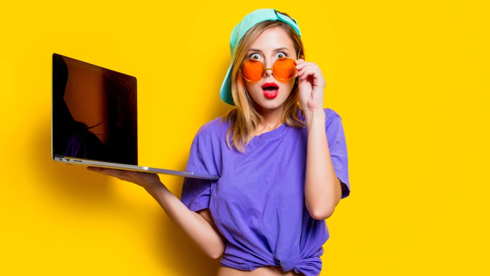 Khó rời mắt khỏi gái xinh kính tròn mang vẻ đẹp thanh lịch