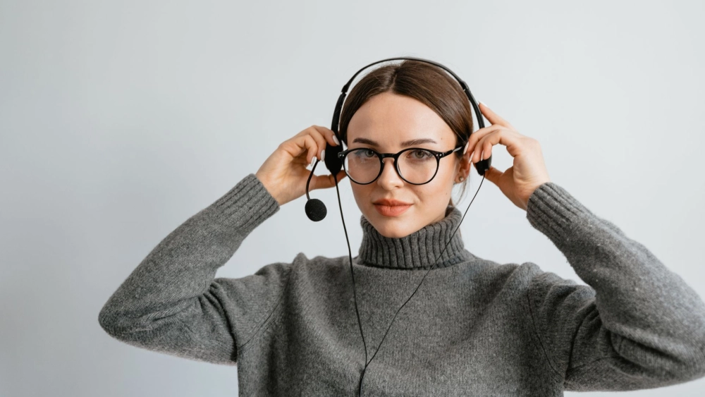 Phong cách mạnh mẽ từ gái xinh tóc dài đeo kính ngầu đầy lôi cuốn