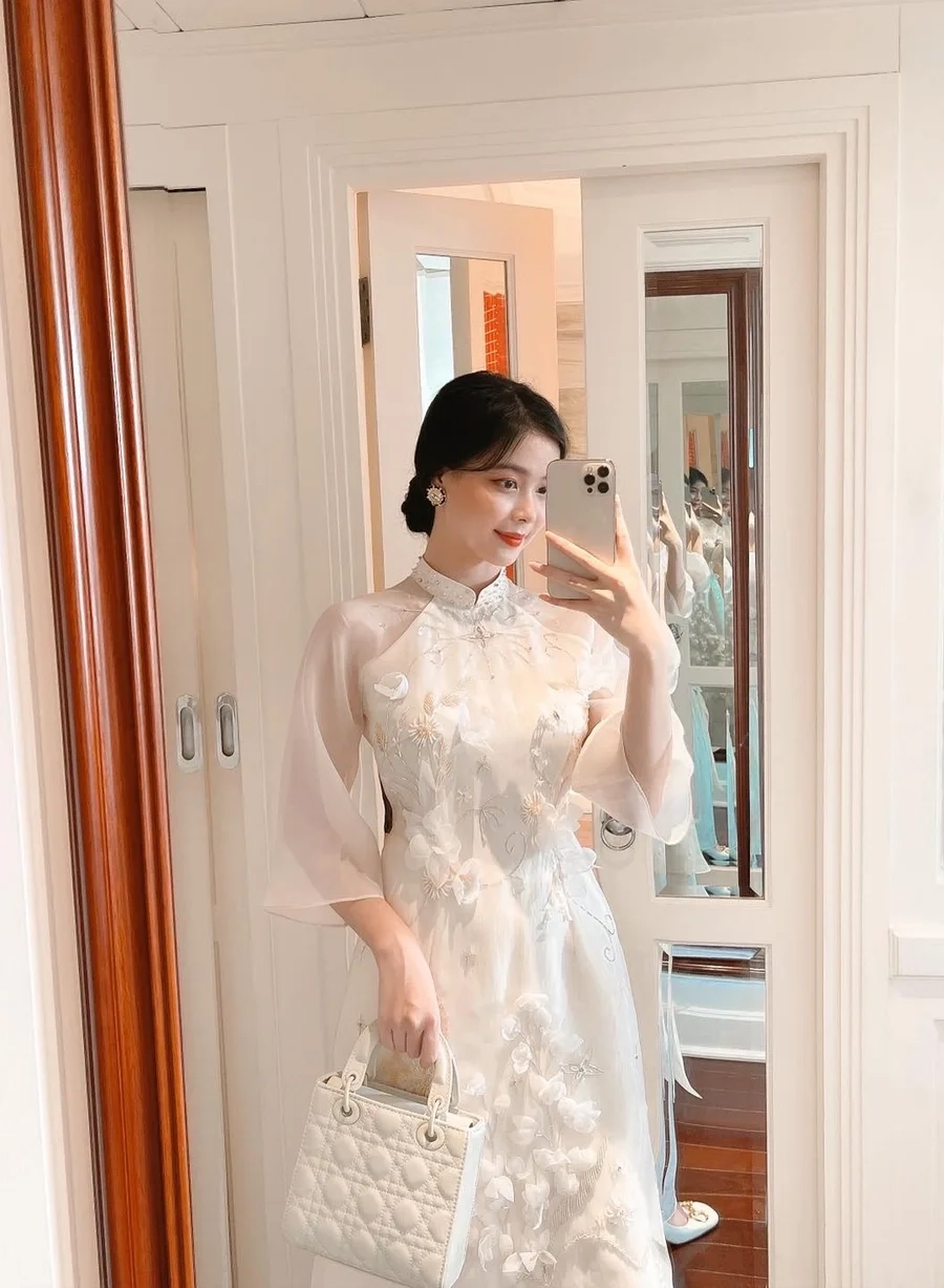 Gái xinh mặc váy trắng che mặt luôn tạo điểm nhấn bằng nét đẹp vừa ngây thơ vừa quyến rũ