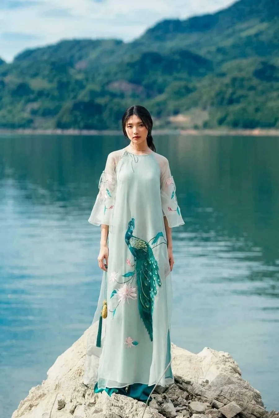 Áo dài trắng xanh phối màu nhẹ nhàng, hài hòa và nền nã