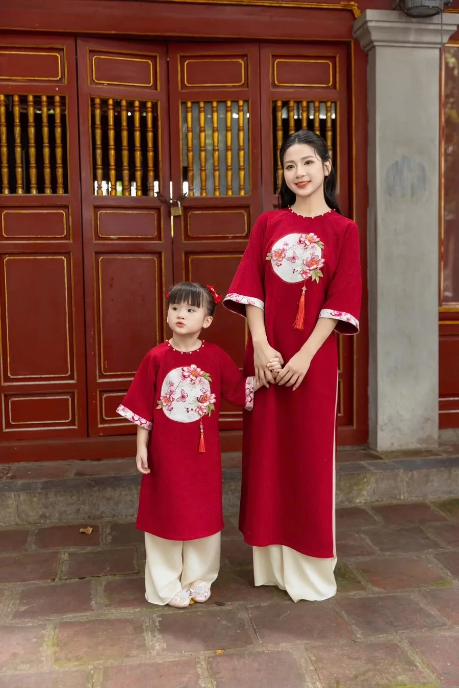 Thanh thoát và quyến rũ cùng gái xinh áo dài mỏng