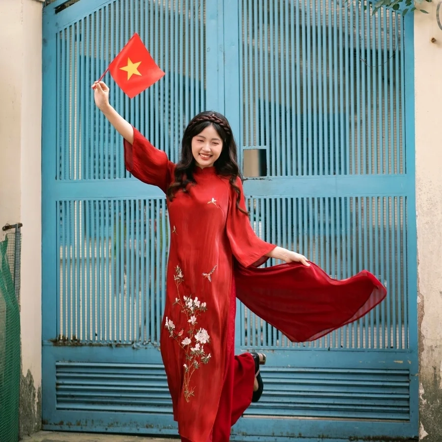Áo dài Tết 2022 nhẹ nhàng, nữ tính và đậm phong cách truyền thống pha hiện đại