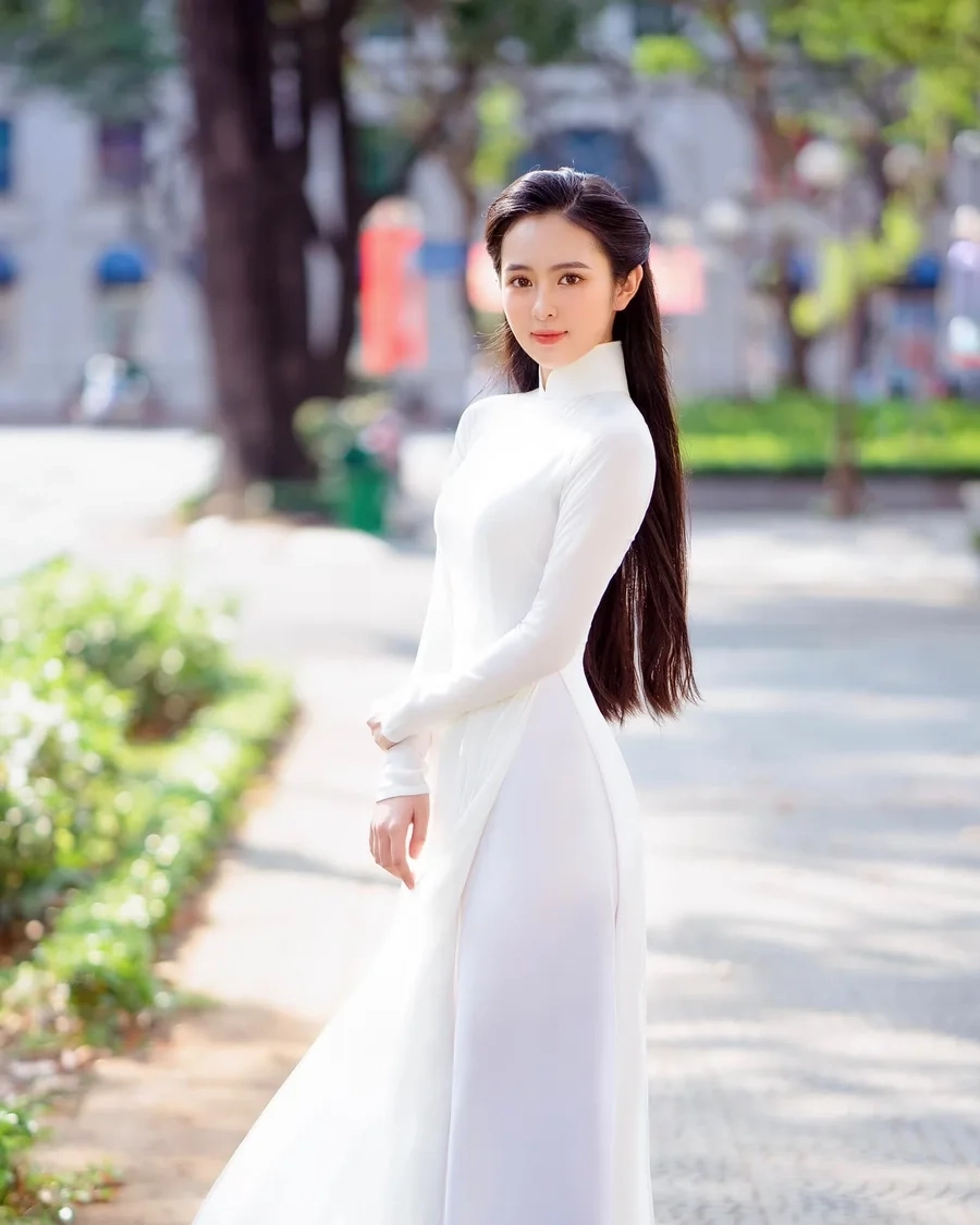 Em mặc váy trắng là hình ảnh gợi nhớ những khoảnh khắc thanh xuân ngọt ngào