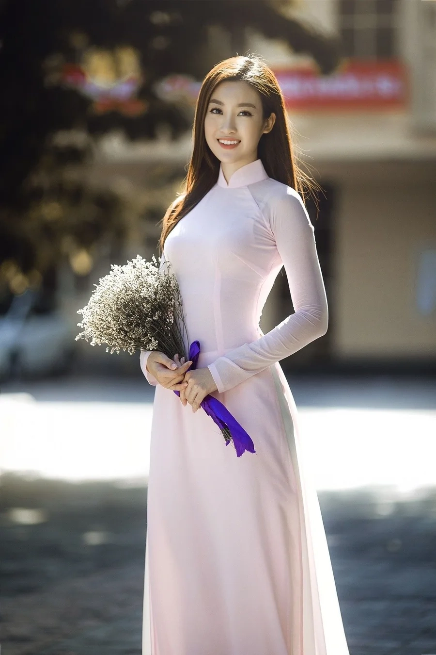Bé gái mặc váy trắng thể hiện sự ngây thơ, đáng yêu và tinh khôi