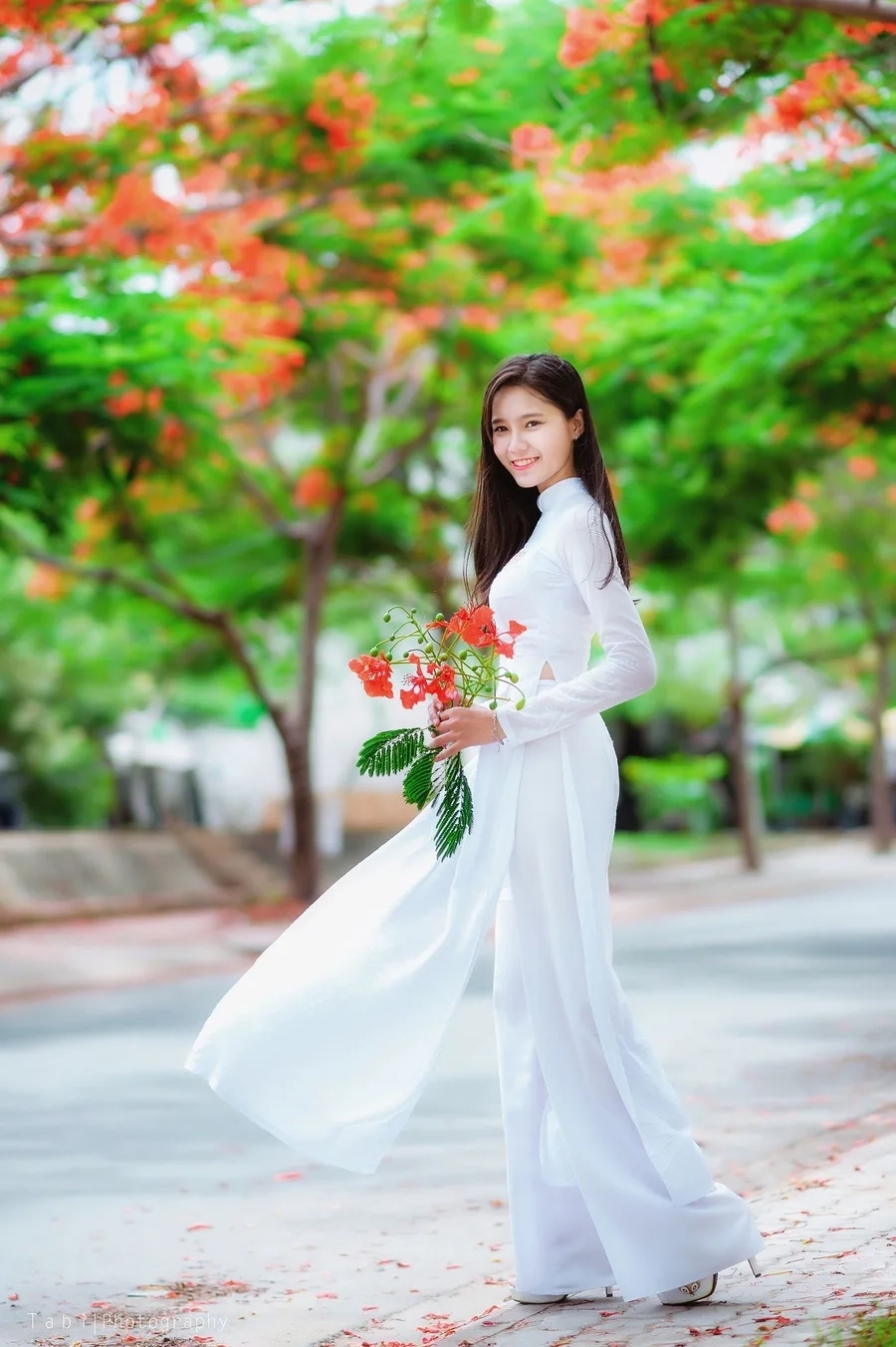 Con gái mặc váy trắng thường được ví như biểu tượng của sự thuần khiết và dịu dàng